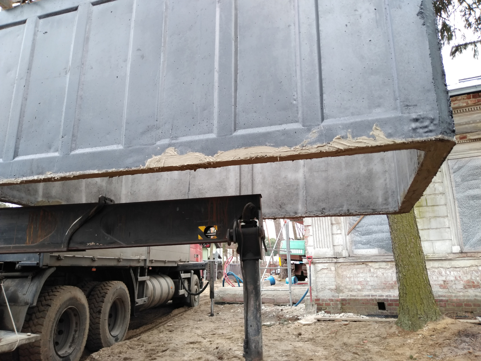 Klej nałożony na górną część szamba betonowego