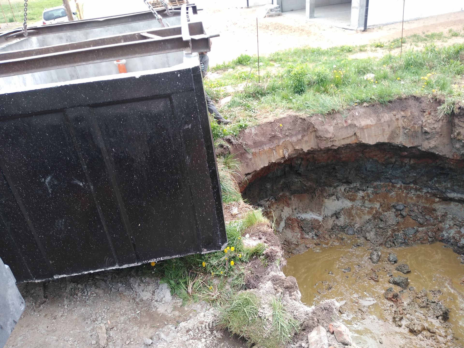 Osadzanie szamba betonowego w wykopie z kurzawką - trzeba to robić szybko