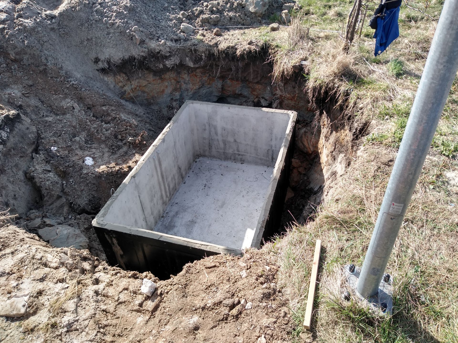 Nakładanie kleju w celu przyklejenia płyty wierzchniej